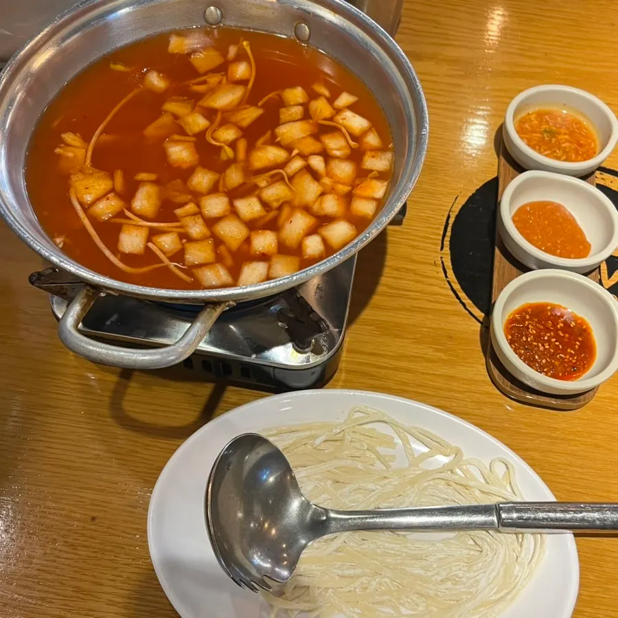 김치 국물 육수와 생면 사리