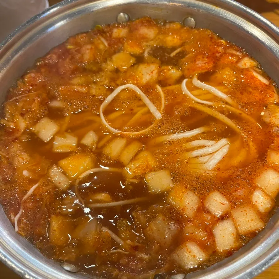 끓는 김치 육수에 생면을 넣는 모습