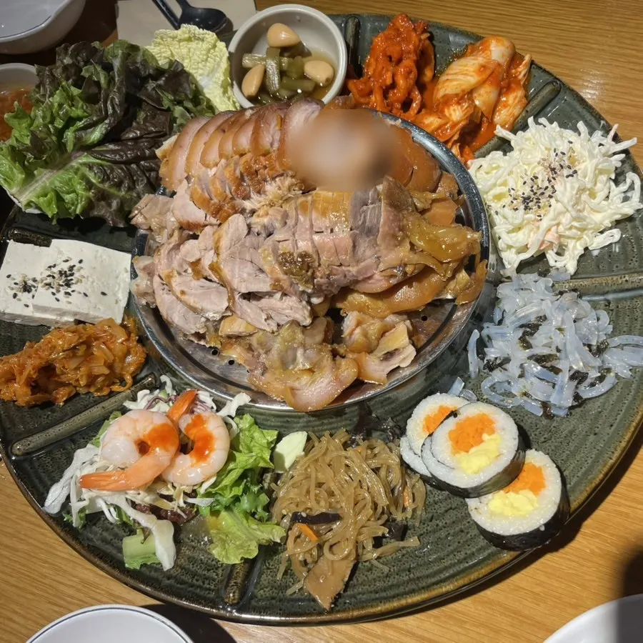 테이블을 가득 채운 황제 족발 상차림