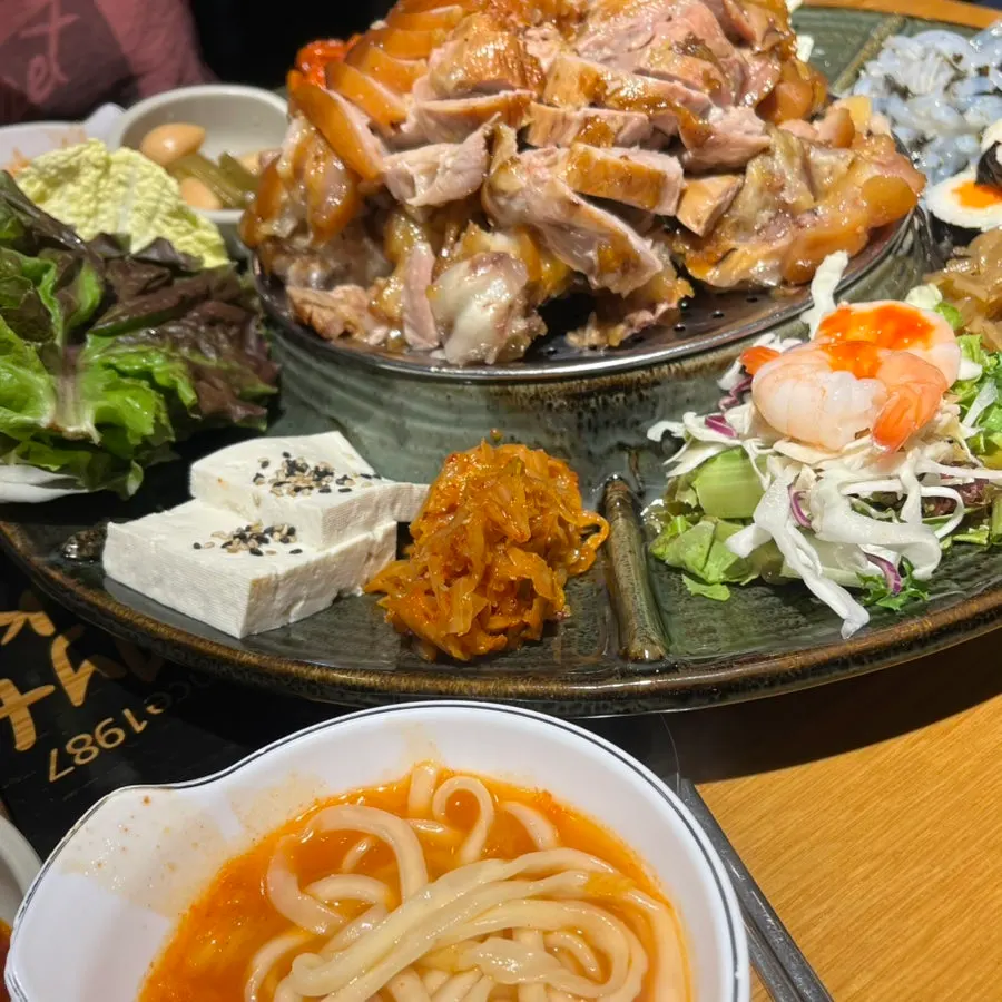 돌려 먹는 원형 상차림 위 족발