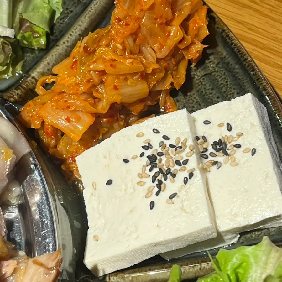 두부김치와 잡채 등 사이드 반찬