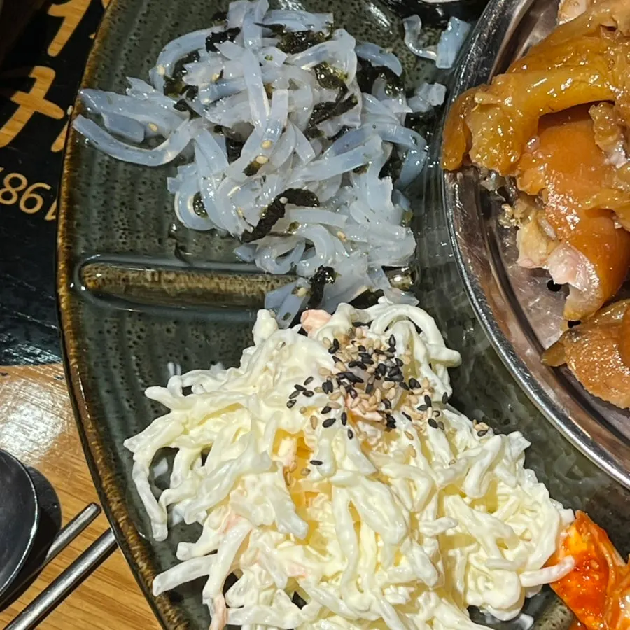 묵무침과 겉절이 무생채 반찬 구성