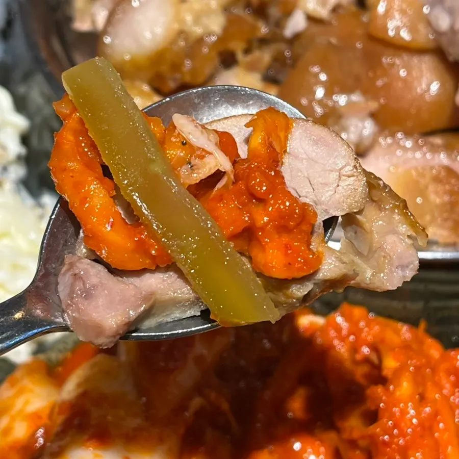 젓가락으로 집어 든 부드러운 족발