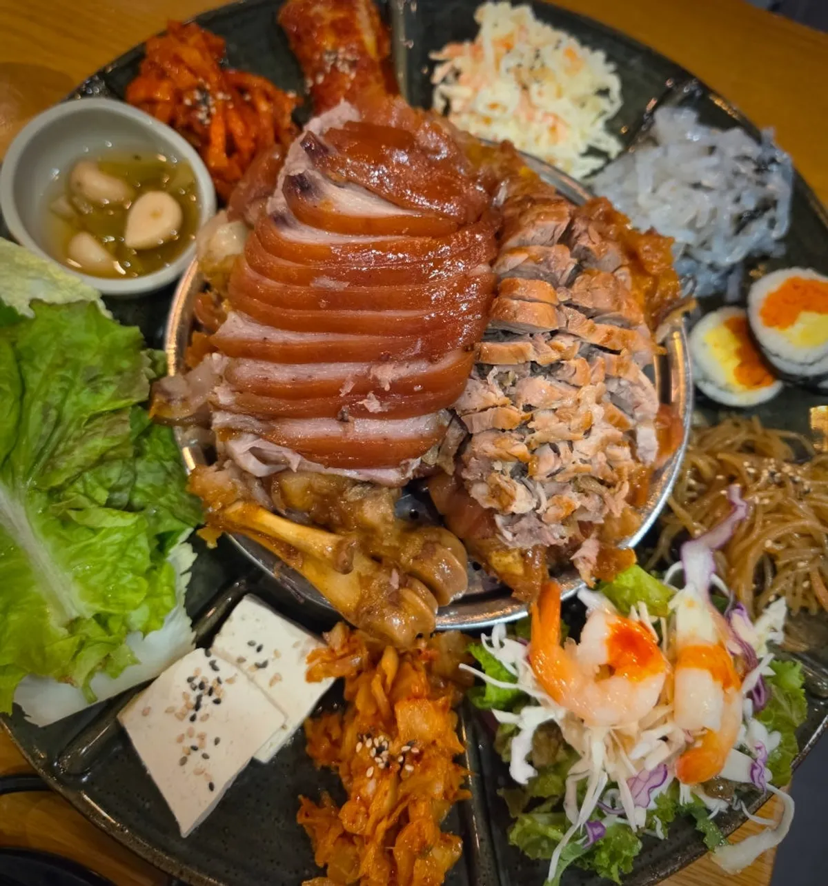 칼칼한 김치칼국수와 곁들임