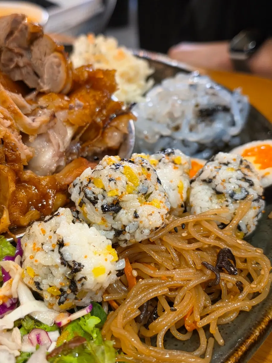 김치칼국수와 다양한 반찬
