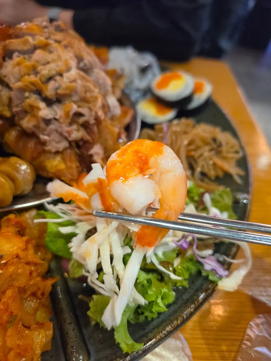 황제족발과 날치알주먹밥 한 상