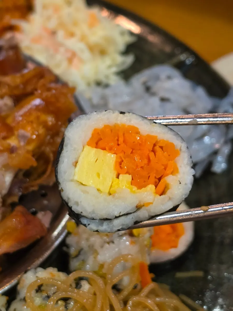족발 한 상차림과 주먹밥