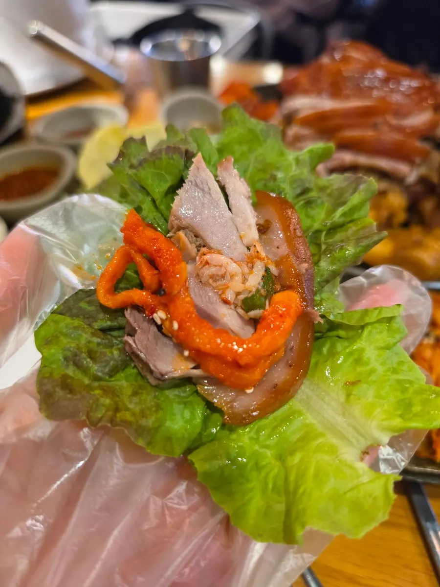 볶음김치와 김밥이 포함된 상차림