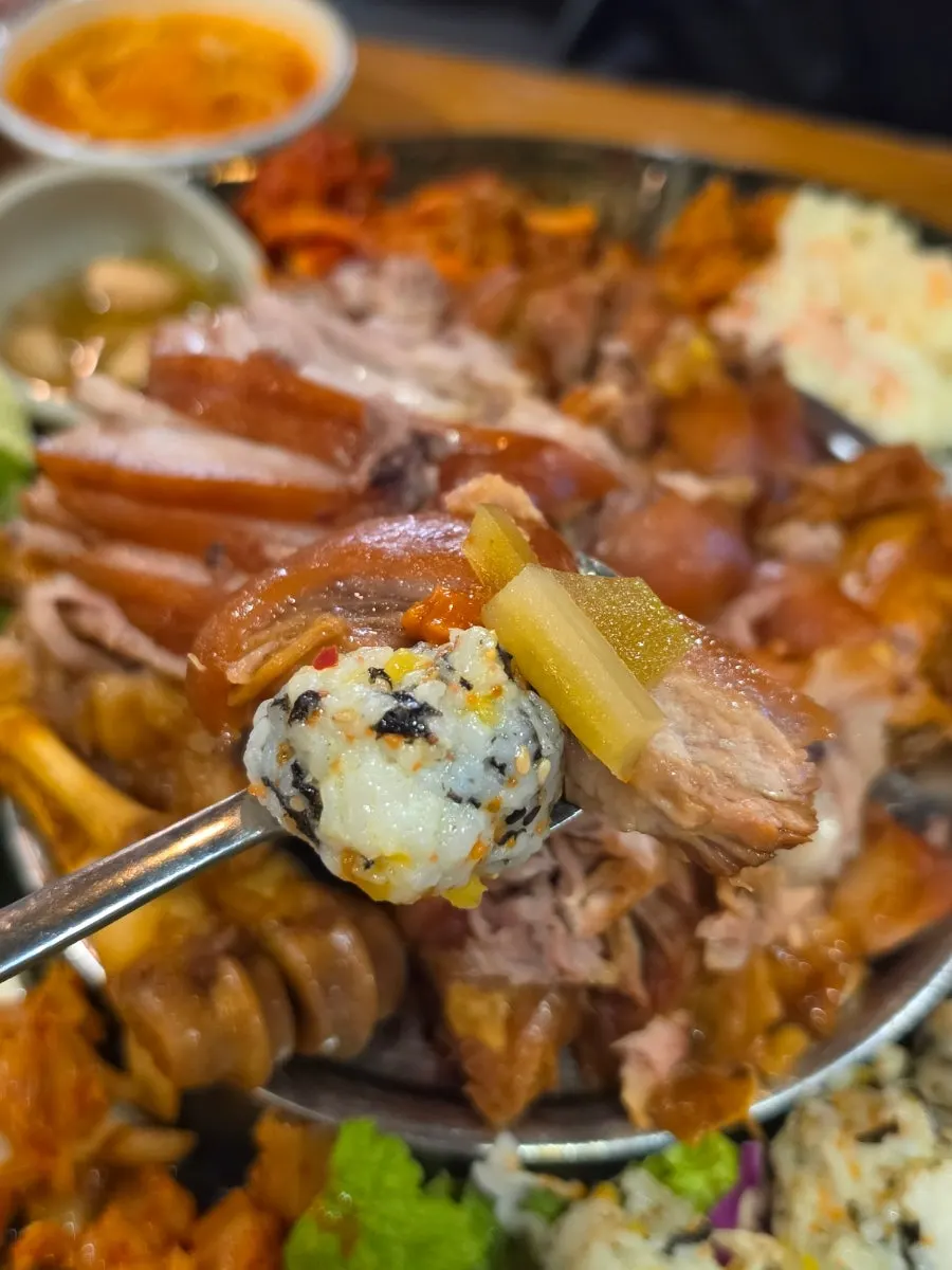 족발과 날치알주먹밥 조합