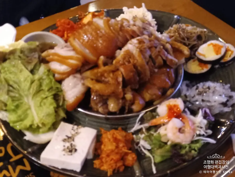 Emperor's jokbal and side dish spread image