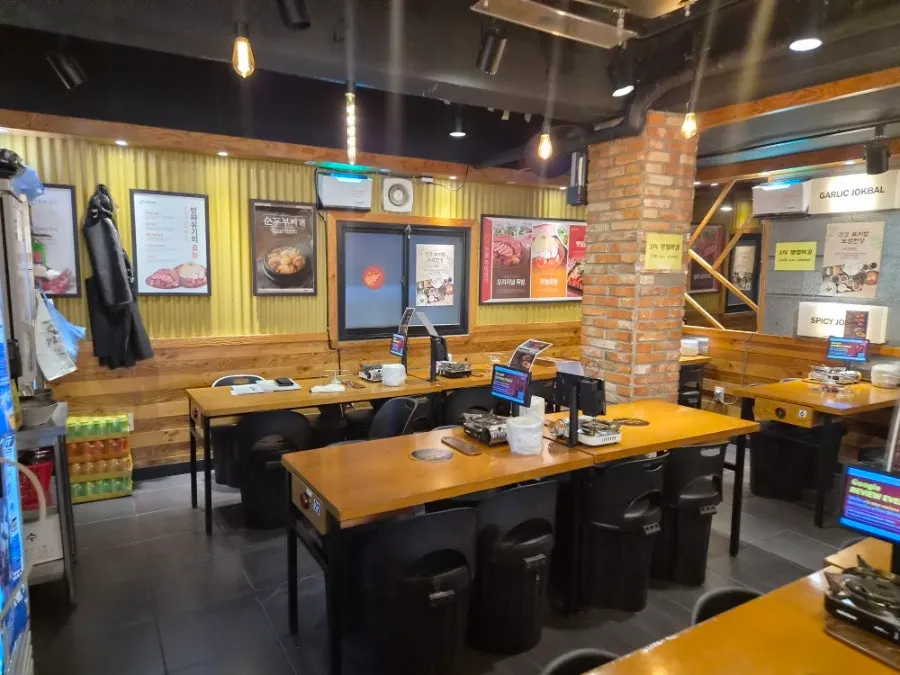 Table seating suited for groups at Miss Jokbal Myeongdong Branch