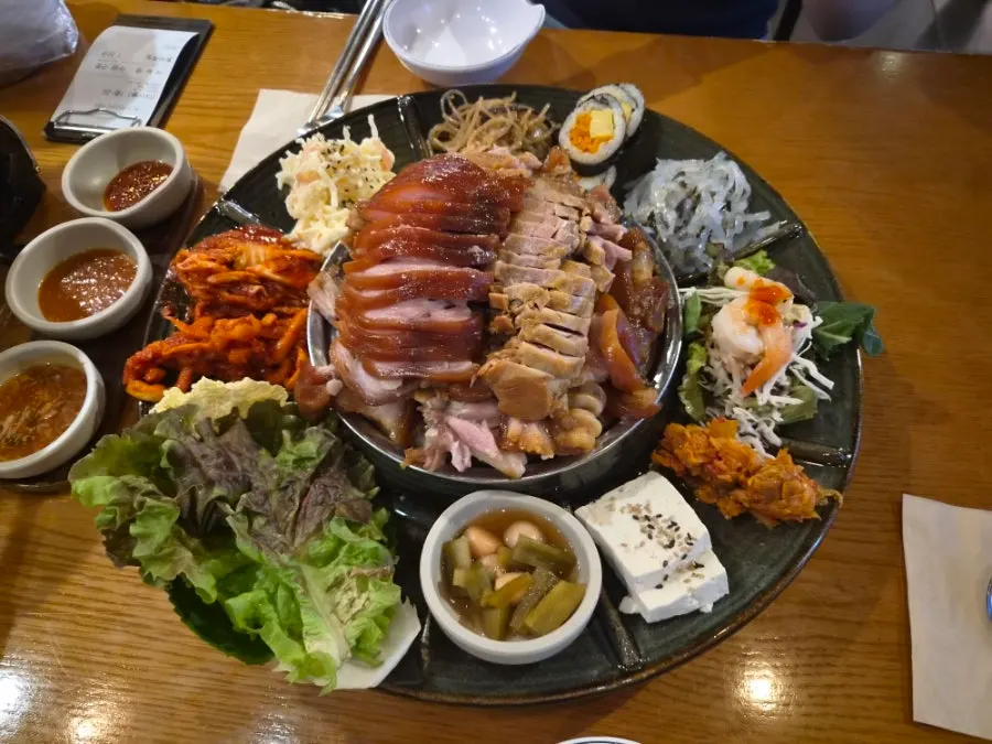 Picking up a piece of the hwangje jokbal