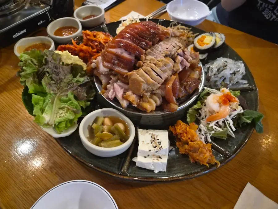 Full shot of the hwangje jokbal table setting