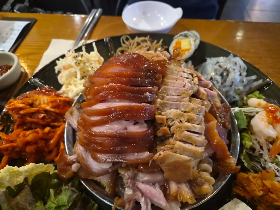 Side dishes served with the hwangje jokbal