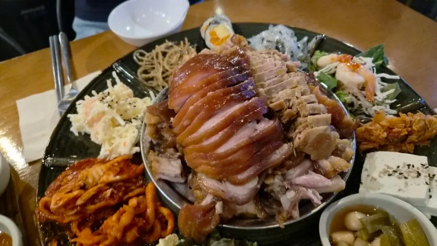 Table fully covered with the Miss Jokbal spread