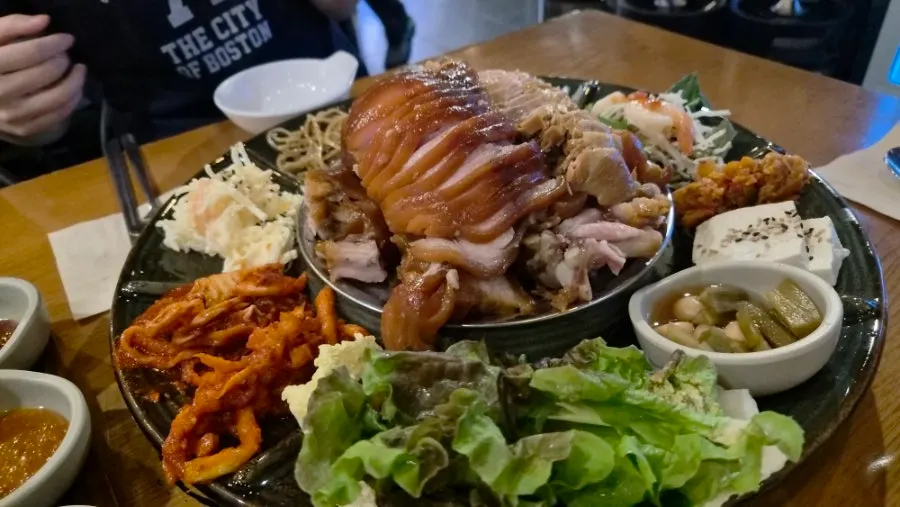 Combination of side dishes and jokbal