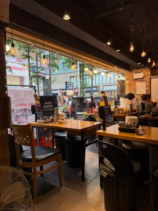 사람 많은 명동 거리와 족발집 입구