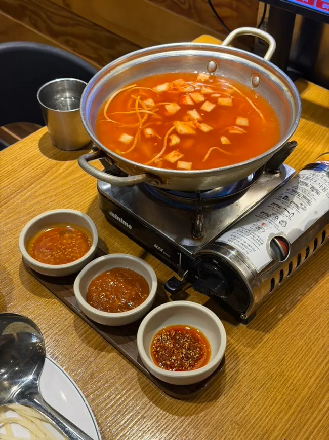 기본으로 나온 김치칼국수