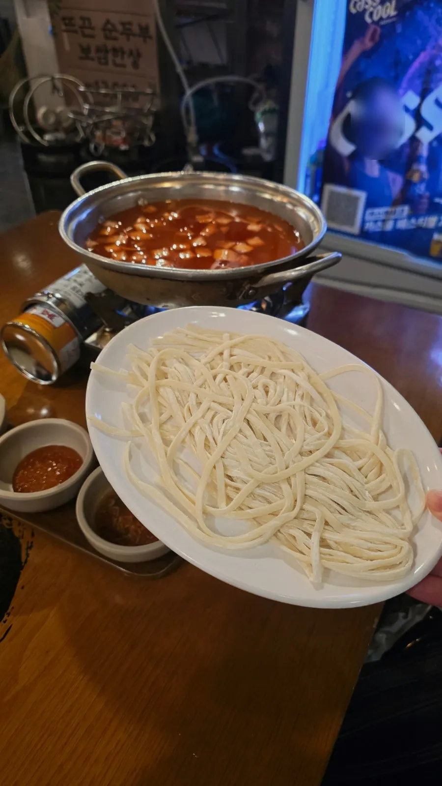 황제족발과 함께 차려진 테이블