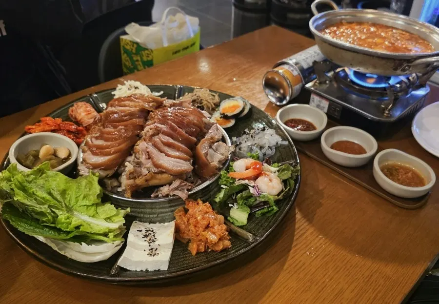 사이드 음식이 둘러싼 황제족발 상차림