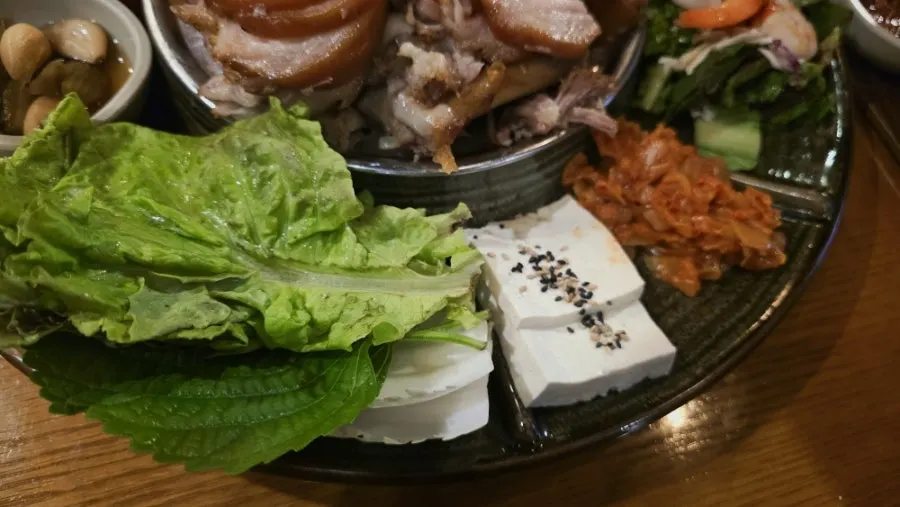 황제족발 상 위의 두부김치