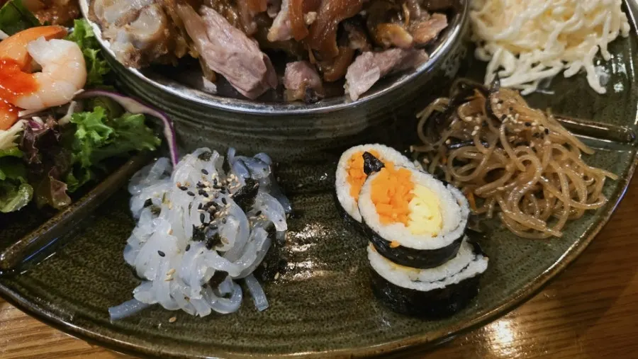 황제족발과 함께 나온 김밥