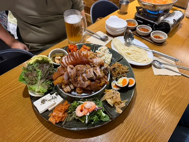 반찬이 둘러싼 황제족발 한 상