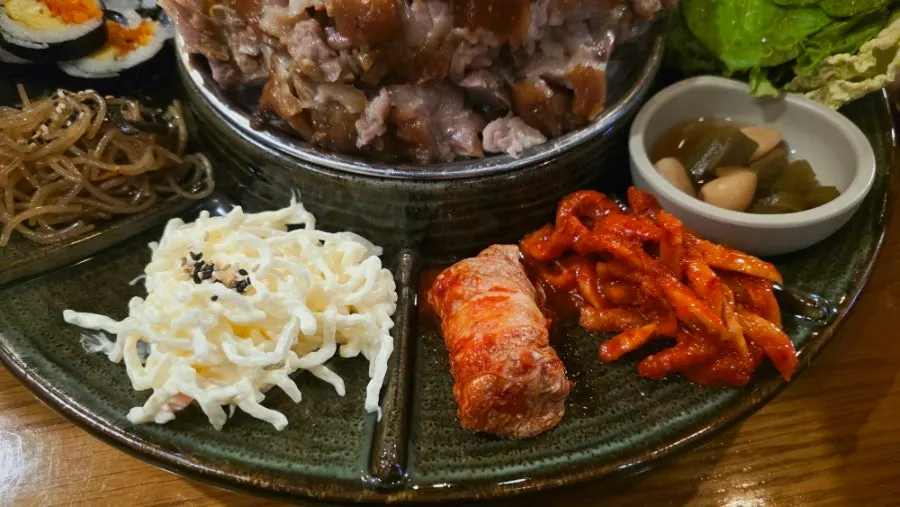 묵무침과 새우샐러드 사이드