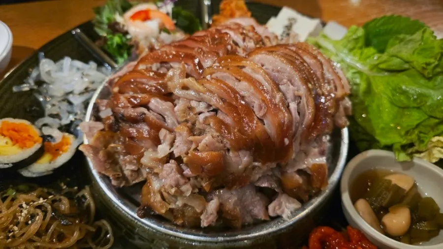 보쌈김치와 쌈 채소 구성
