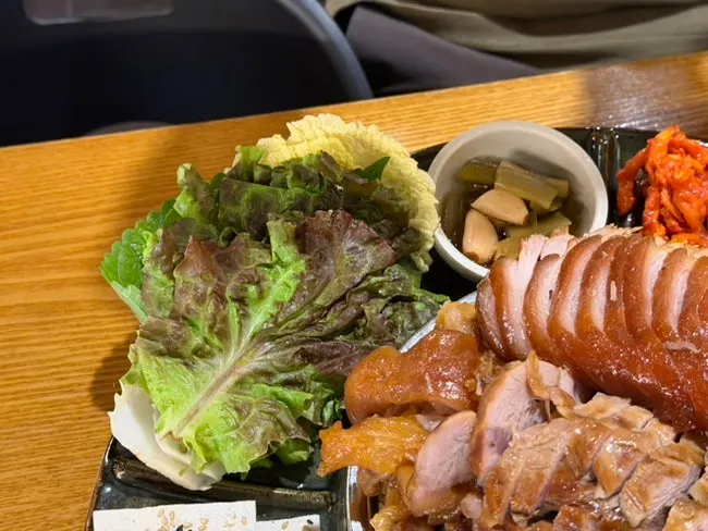 황제족발 상차림 전체 구성