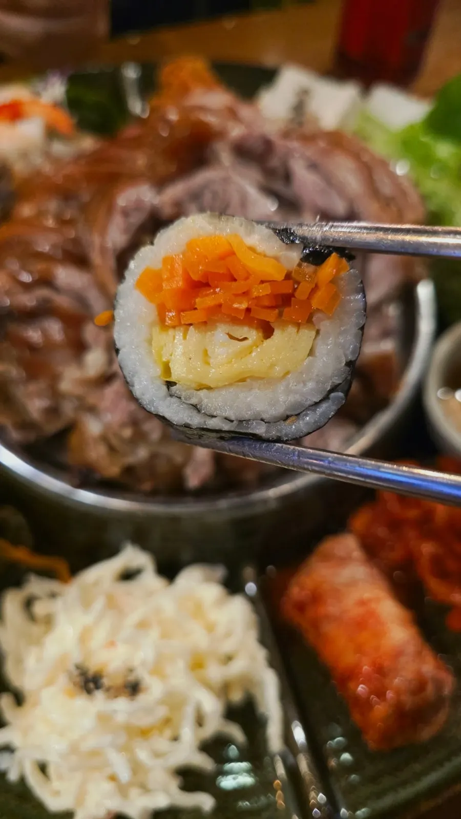 김밥을 집어 든 젓가락