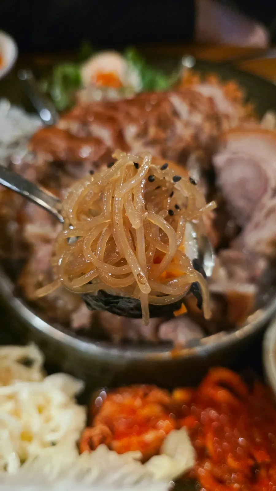 족발 위에 잡채를 올린 한 입