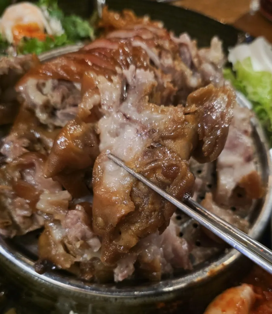 살코기가 많은 족발 단면