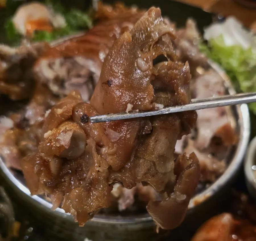 비닐장갑 끼고 발골한 족발 뼈