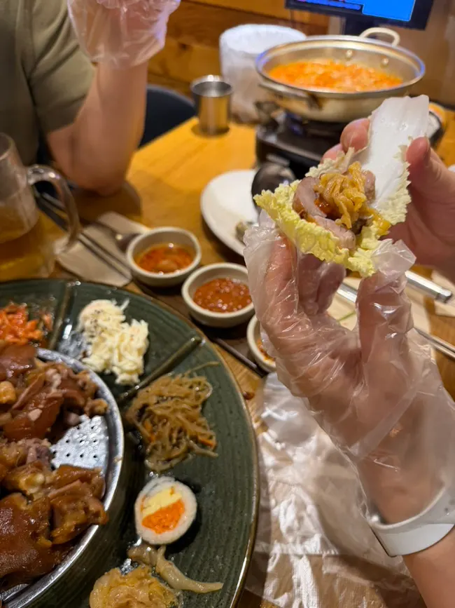 상추에 족발을 올려 싼 쌈