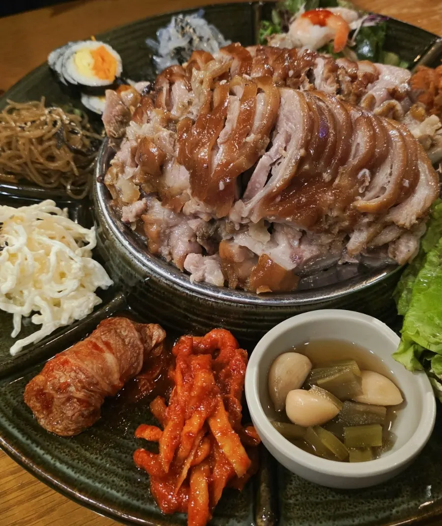 보쌈김치와 함께 싼 족발 쌈