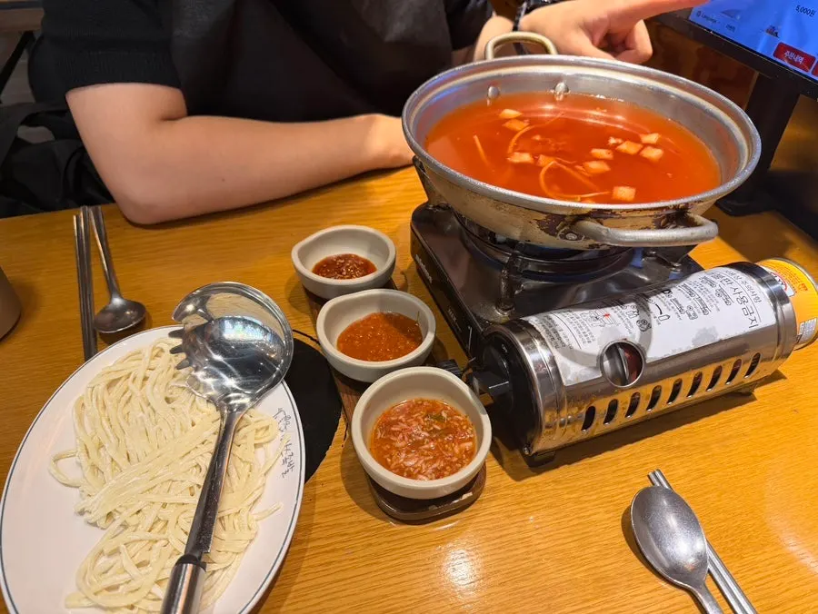 Basic table setup at Miss Jokbal
