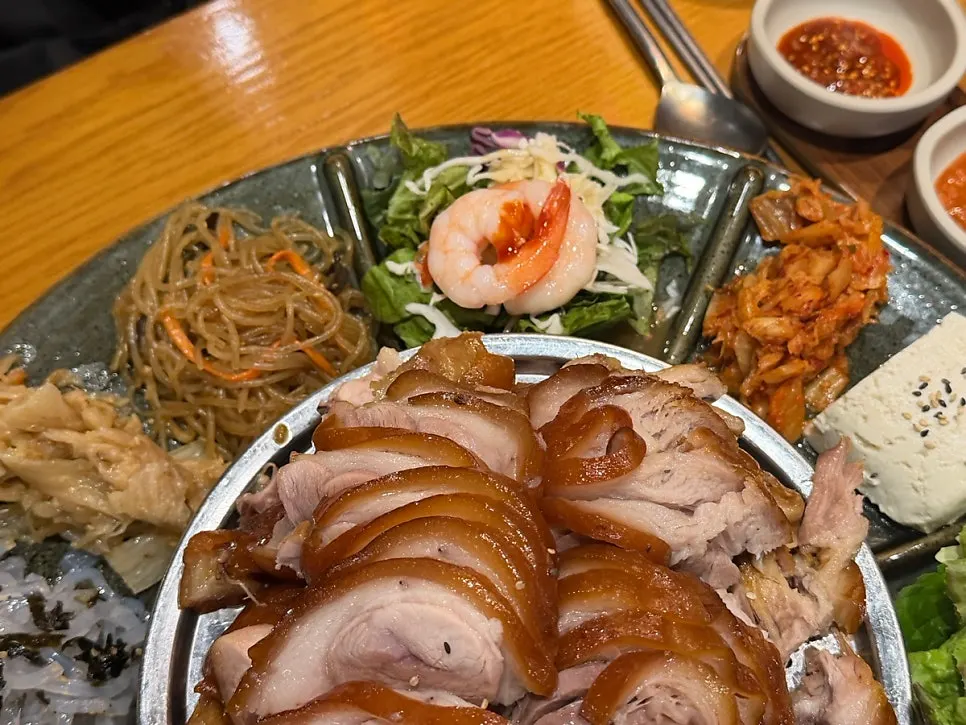 Full Emperor Jokbal platter spread