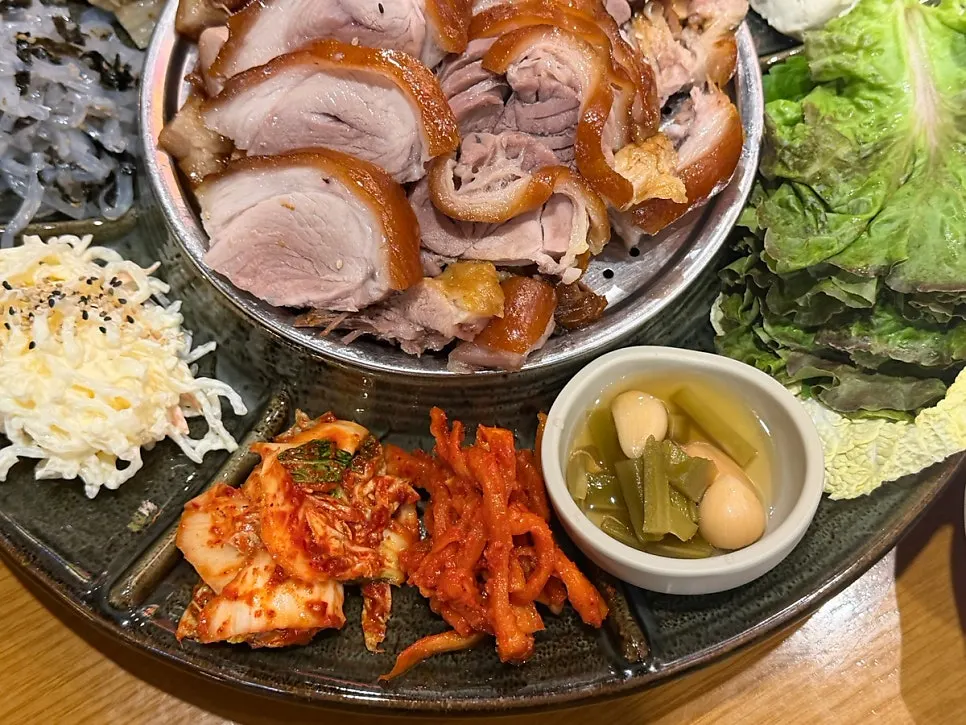Pickles and kimchi served alongside jokbal