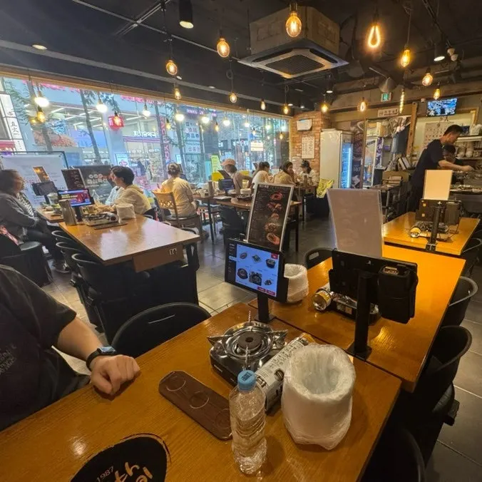 미쓰족발 명동점 홀 좌석 모습