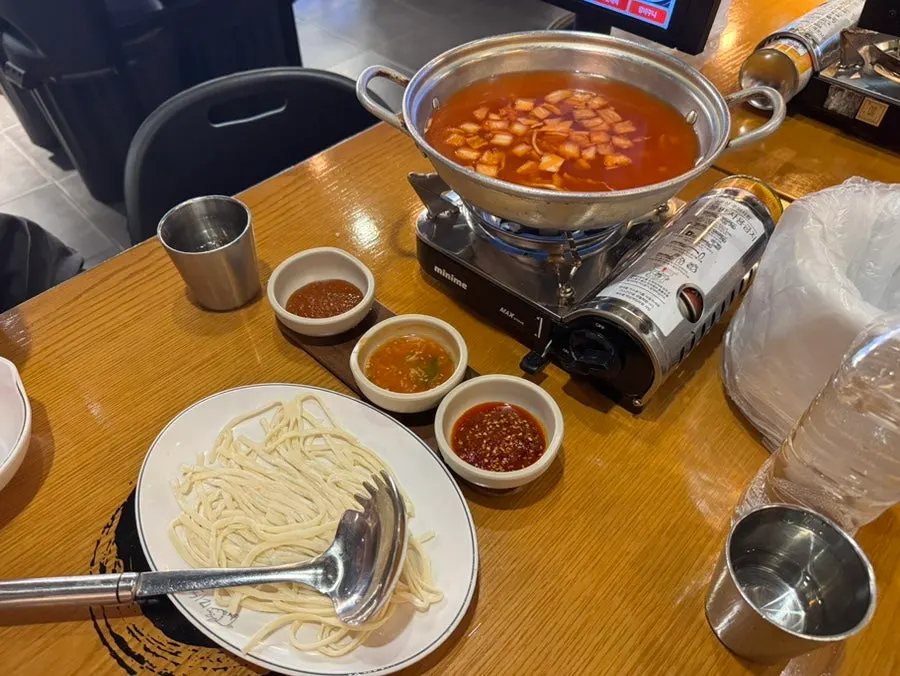 기본으로 나온 김치칼국수 육수와 칼국수 사리