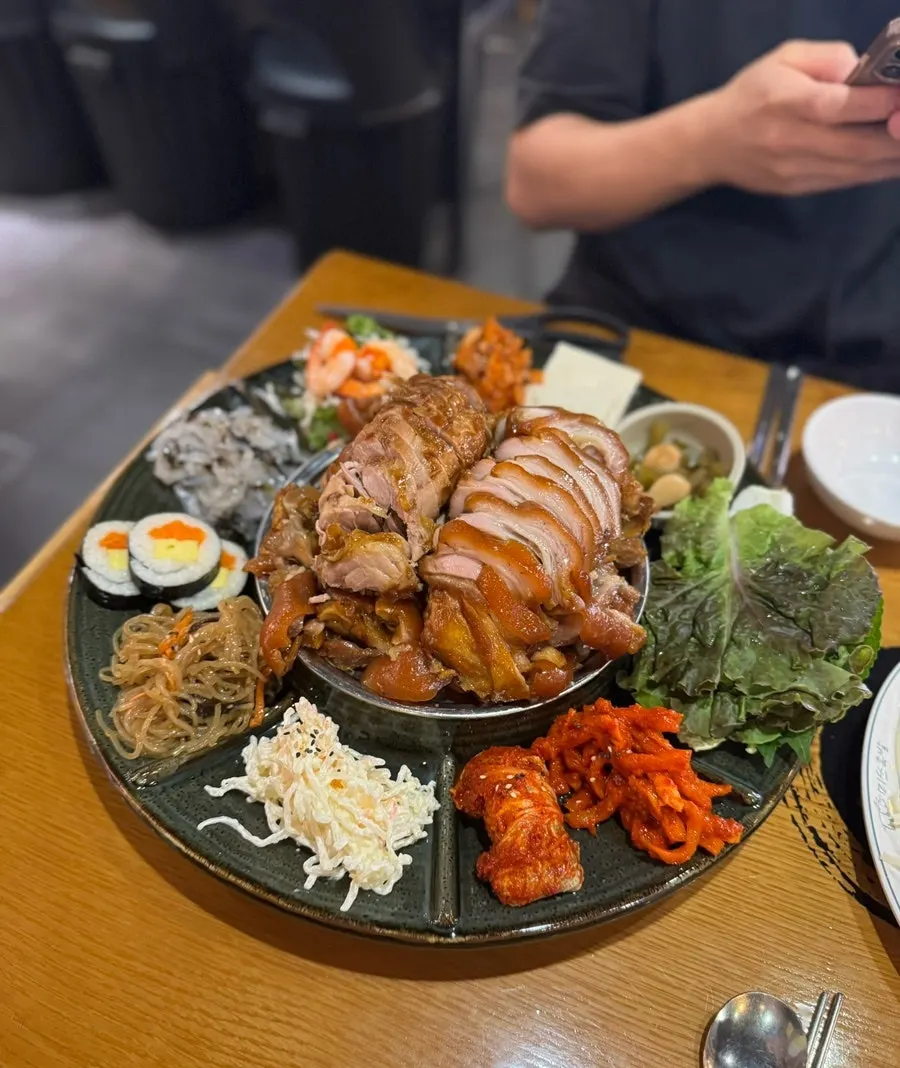 사이드가 둘러 나온 황제족발 한상차림