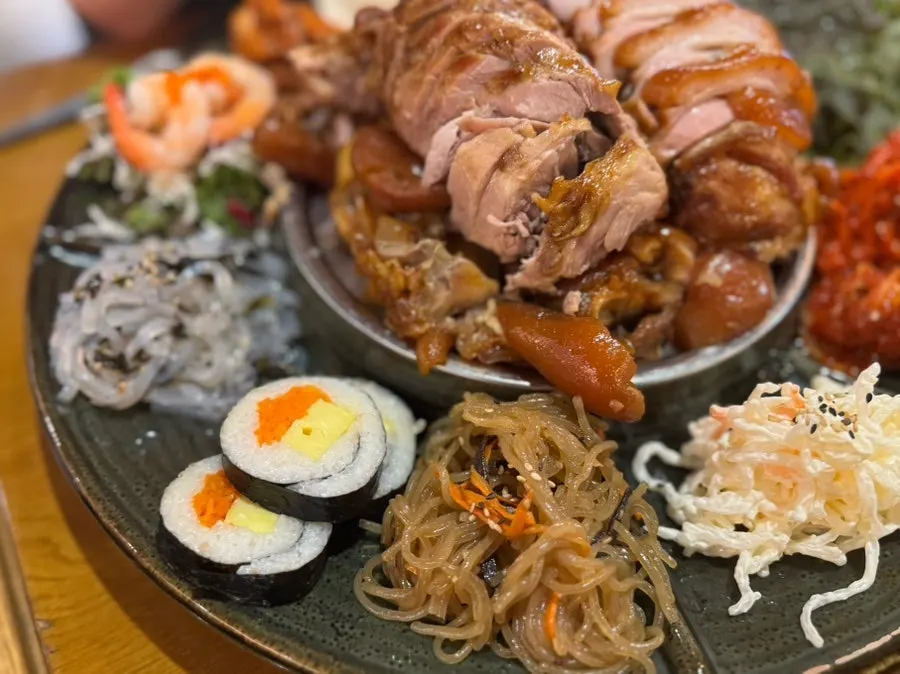 황제족발 세트에 포함된 김밥과 잡채 사이드