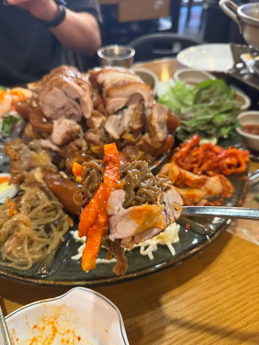상추에 족발과 막국수를 올린 쌈
