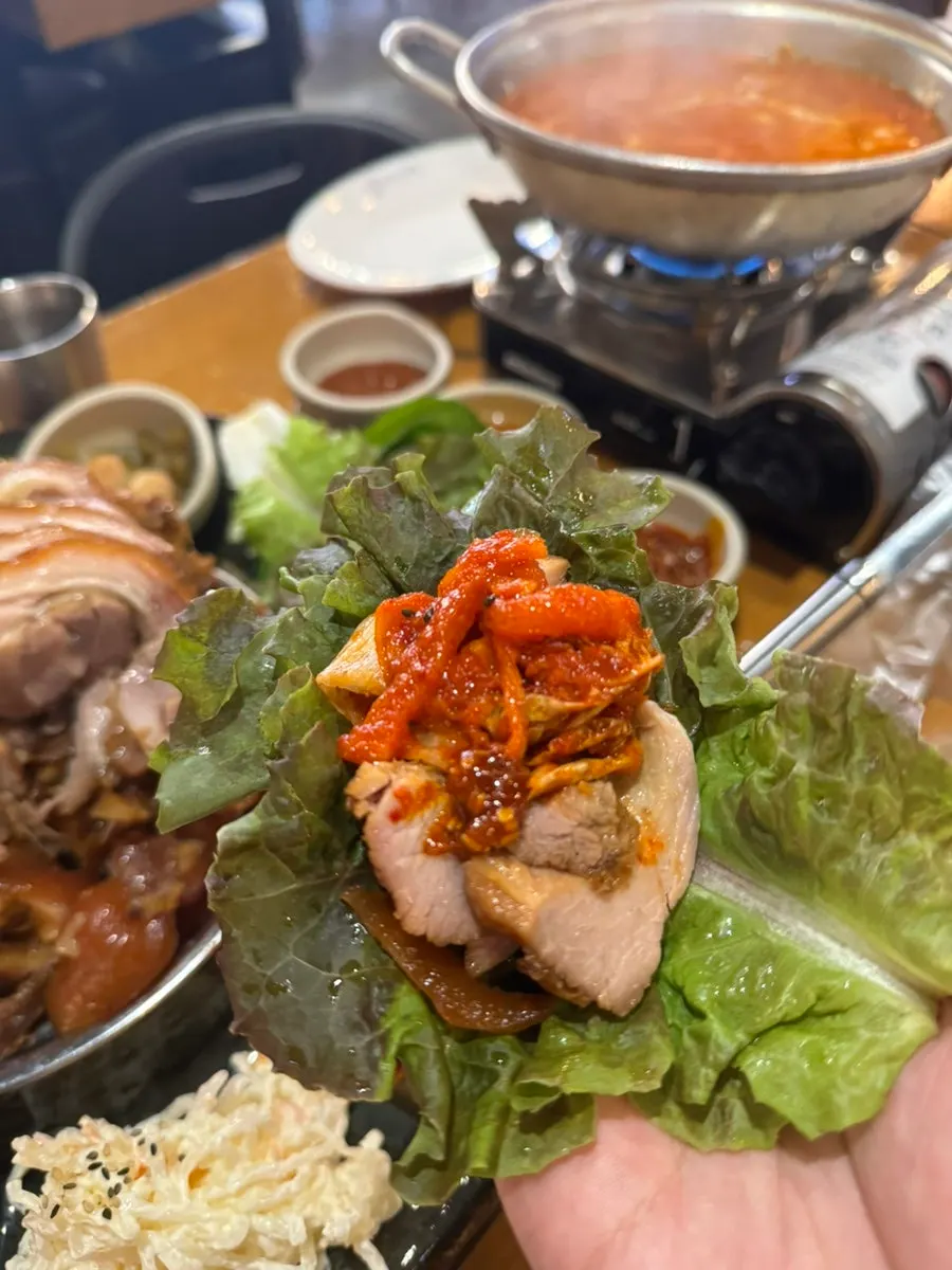 무말랭이와 쌈장을 곁들인 족발 쌈