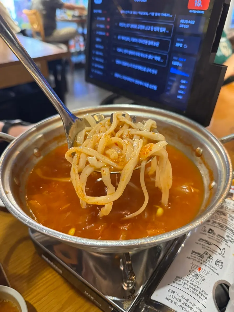 끓고 있는 김치칼국수 육수 냄비