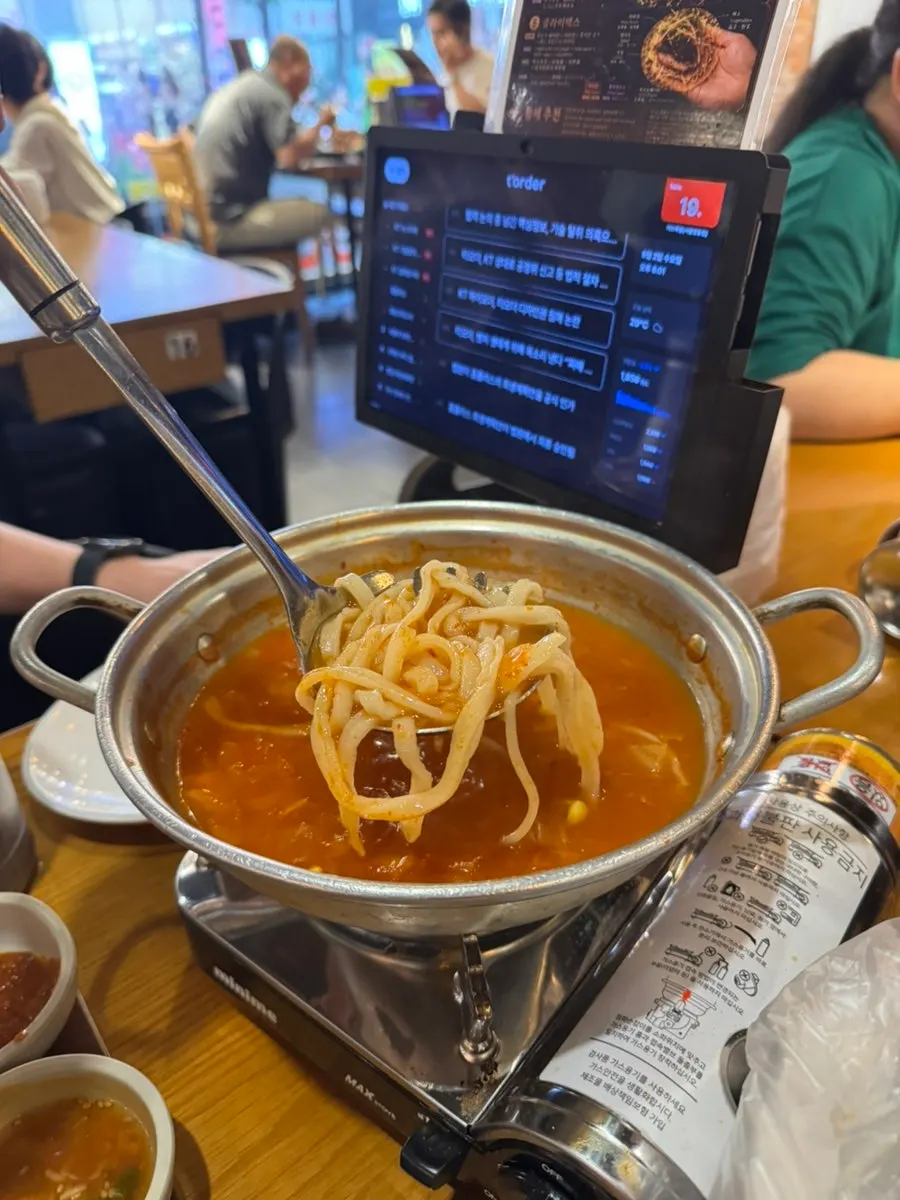 익은 칼국수 사리를 건져 올린 모습
