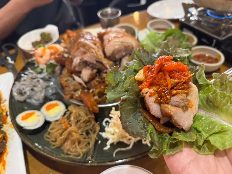 둘이 먹기 충분했던 황제족발 상차림 전체