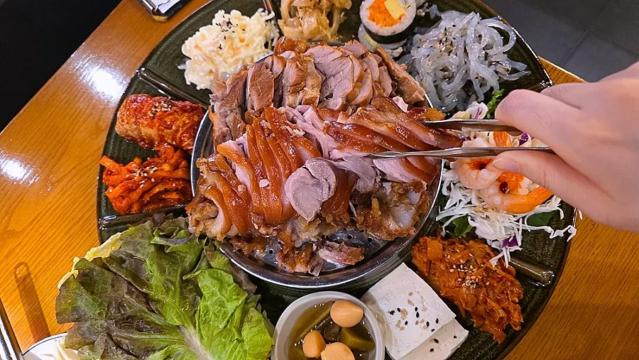 Plate of fresh red lettuce and other wrap vegetables