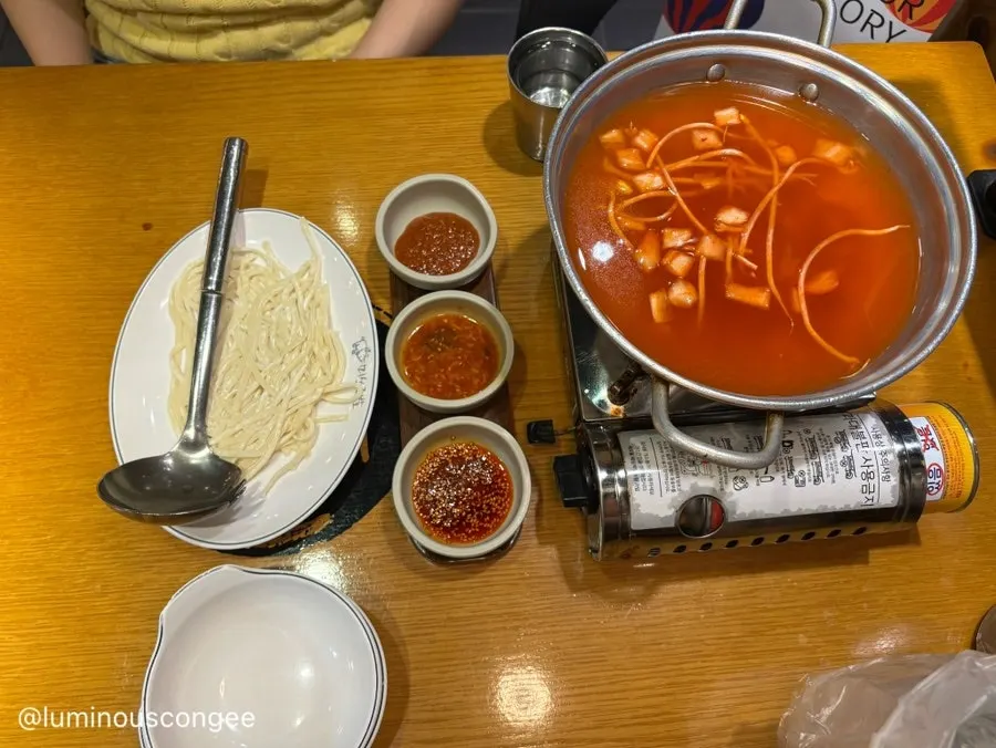 김치칼국수 냄비와 소스 3종
